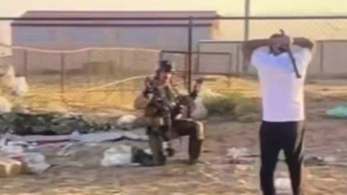 Dalam rekaman yang viral di platform Telegram, terlihat pilot berhasil menyelamatkan diri dengan menggunakan parasut sesaat sebelum pesawatnya menghantam daratan.