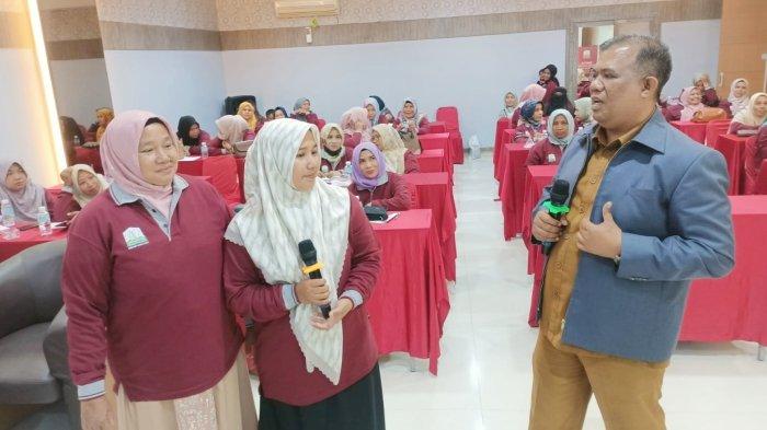 Si Cantik dari Lamlhom Makmur dengan Kue Tradisional