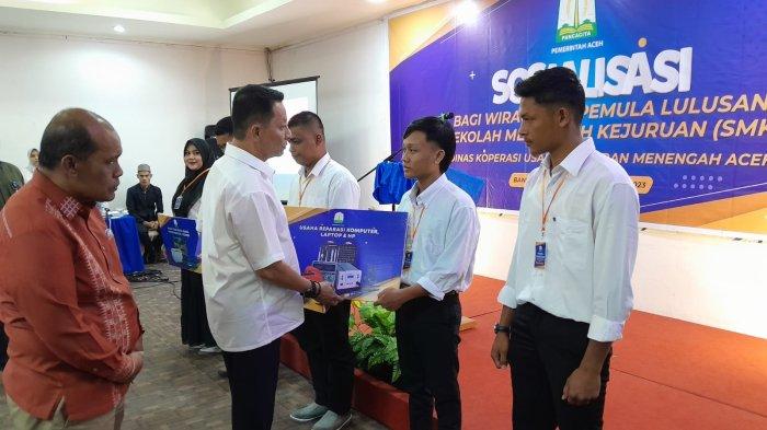 Ratusan Alumni SMK Terima Bantuan Alat Kerja dari Diskop UKM Aceh