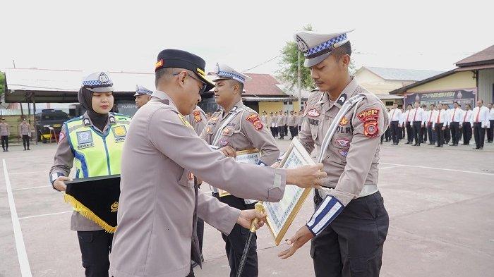 Kapolres Pidie Berikan Penghargaan kepada Empat Personel Satlantas