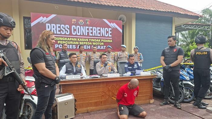 Polisi memperlihatkan tersangka bersama puluhan sepeda motor jenis Bead dari hasil curian, Kamis (13/11/2025) yang berlangsung dalam jumpa pers dengan wartawan di Polres Aceh Barat