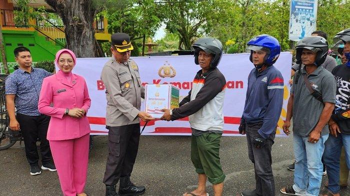 Polres Langsa Bagikan 125 Paket Sembako kepada Warga Terdampak Kenaikan Harga