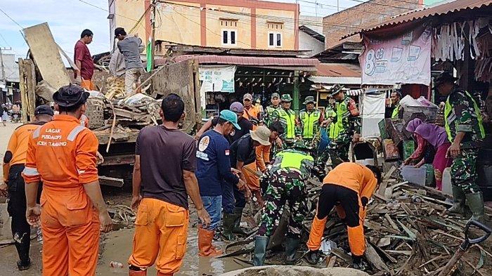 Banjir Seruway Aceh Tamiang Surut, TNI Kerahkan Puluhan Prajurit Bersihkan Sampah di Jalan