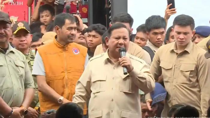 BENCANA DI ACEH - Presiden Prabowo Subianto meninjau dan mengunjungi para pengungsi di Karang Baru, Aceh Tamiang, Provinsi Aceh, Jumat (12/12/2025). Kunjungan ke Aceh ini menjadi yang ketiga kalinya setelah wilayah itu diterjang banjir dan tanah longsor.