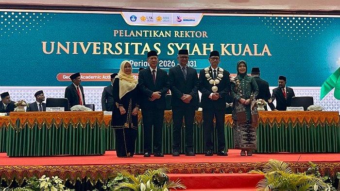 Ketua MWA, Dr Safrizal ZA di hadapan Dirjen Diktisaintek Kementerian Pendidikan Tinggi, Sains, dan Teknologi (Kemdiktisaintek), Prof Khairul Munadi mewakili Menteri dan para Anggota MWA saat melantik Prof Dr Mirza Tabrani SE MBA DBA menjadi Rektor USK periode 2026-2031 di Gedung AAC Dayan Dawood kampus setempat, Darussalam, Banda Aceh, Senin (9/3/2026).