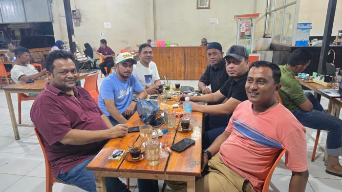 NAIK BOAT KE LANGSA - Empat warga Kota Langsa memilih jalur laut untuk pulang dari Banda Aceh. Foto direkam di Banda Aceh, Sabtu (29/11/2025) malam. Mereka terpaksa harus menyewa boat seharga Rp 25 juta demi bertemu keluarga yang sudah hilang kontak sejak empat hari lalu.