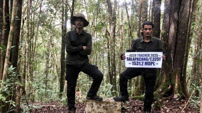 Puncak gunung Gle Salapacang pada ketinggian 1531,2mdpl di Pegunungan Selatan Pidie Jaya. Pada puncaknya juga terdapat pilar beton buatan Belanda.