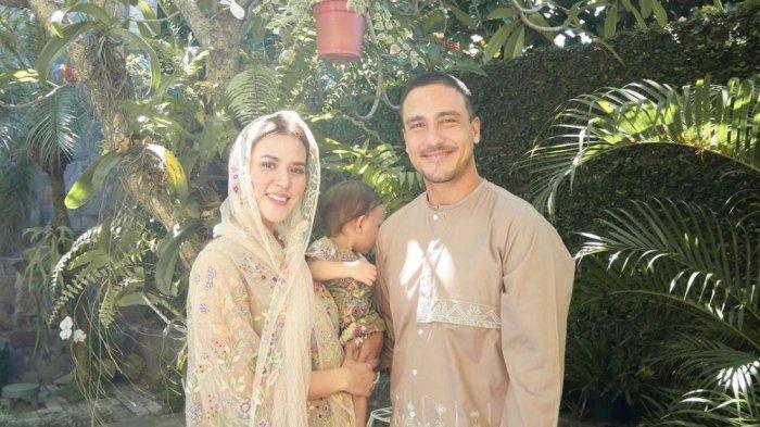 ILUSTRASI - Raisa mengenakan dress brokat.