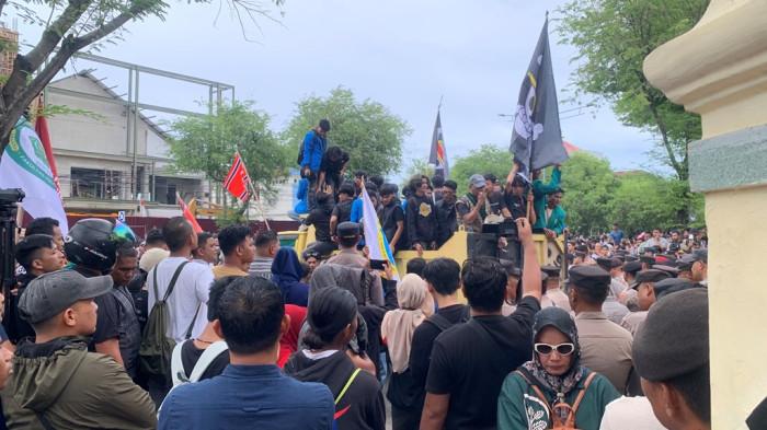 AKSI DEMO DI DPRA – Ratusan mahasiswa dan masyarakat sipil yang menggelar aksi demonstrasi di depan Gedung DPRA, masih tertahan di depan gerbang utama, Senin (1/9/2025).