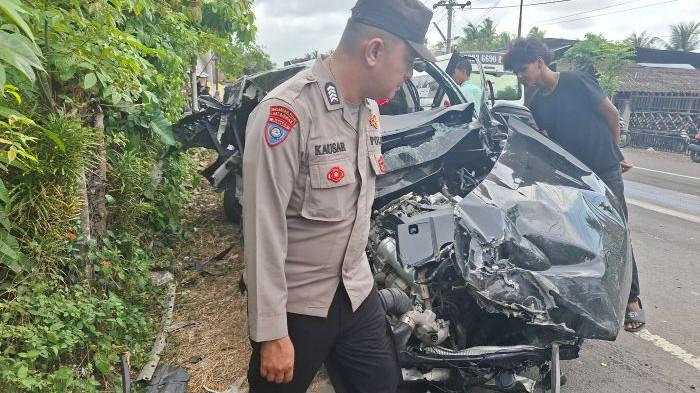 RUSAK BERAT - Tiga kendaraan terlibat tabrakan di Simpang Mamplam, Bireuen, sekitar pukul 13.00 WIB, Jumat (13/3/2026), Toyota Innova Reborn nopol BK 1061 RAD (hitam), tampak mengalami rusak berat.