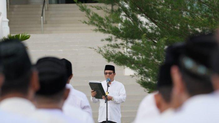 Berkain Sarung, Rektor IAIN Lhokseumawe Pimpin Upacara Hari Santri di Kampus