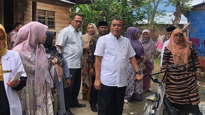 Wakil Bupati Pidie Jaya Bantu Keluarga Korban Tumor