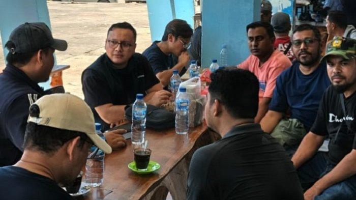 PULANG JALUR LAUT - Rombongan warga Langsa yang pulang lewat jalur laut, saat bersiap hendak berangkat di Dermaga Nelayan Uleelheue, Banda Aceh, Senin (30/11/2025) siang. Sebanyak 9 warga Langsa ini terpaksa pulang melalui jalur laut karena akses jalan darat ke Langsa dari Banda Aceh dan Medan putus total akibat bencana.