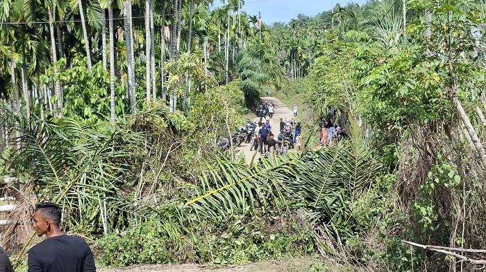 JALAN DITUTUP - Ruas jalan Lhok Kulam ke Paya Bili, Jeunieb Bireuen sempat ditutup Kamis malam dan dibuka Muspika Jeunieb sekitar pukul 10.30 WIB, Jumat (10/10/2025).