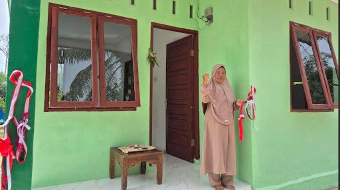 TMMD - Rugaiyah (62) warga Desa Alue Canang, usai menerima kuci rumah dari Program TMMD Kodim 0104/Atim. Sebelumnya rumah beliau tidak layak huni dan kini telah disulap menjadi rumah beton.