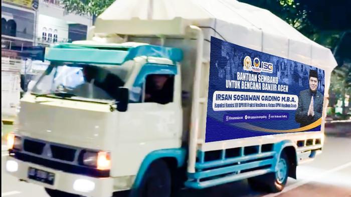 SALURKAN BANTUAN - Irsan Sosiawan dan tim menyalurkan bantuan kepada korban terdampak banjir di Bireuen dan Lhokseumawe, Kamis (4/12/2025).