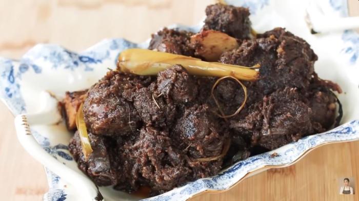 Sajian rendang daging khas padang ala chef Devina Hermawan.