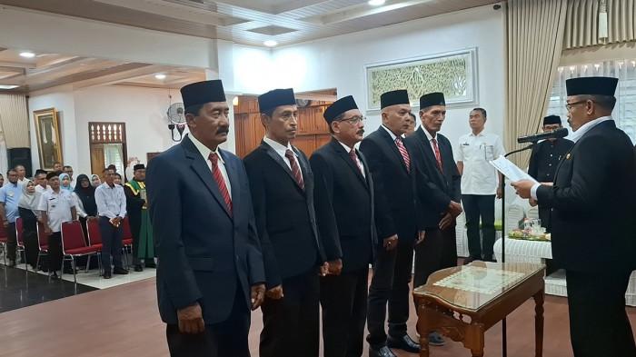 BUPATI MELANTIK - Bupati Pidie, Sarjani Abdullah, melantik lima Komisioner Baitul Mal Kabupaten Pidie, di pendopo bupati setempat, Rabu (6/5/2025).