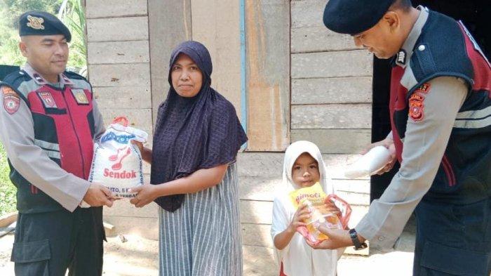 Sambil Patroli, Sat Samapta Polres Bireuen Antar Bantuan Bagi Warga Kurang Mampu