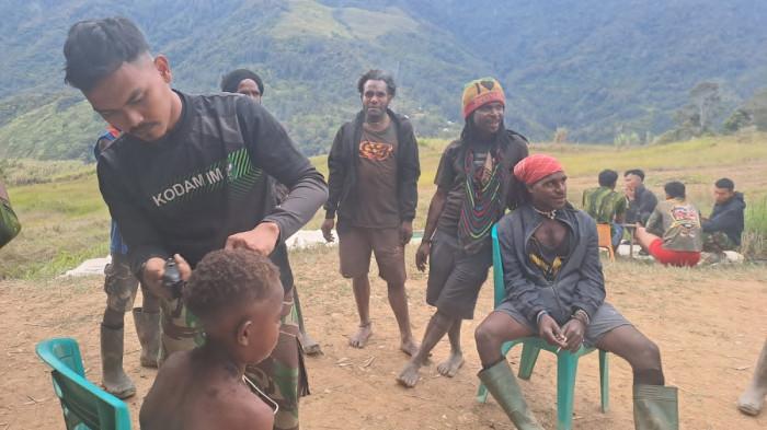 Satgas Badak Hitam Asal Aceh Cukur Rambut Gratis Warga Sanepa Papua Tengah
