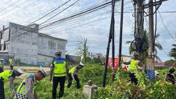 Polantas Bireuen Babat Semak Belukar di Pinggir Jalan, Kerap Picu Terjadinya Kecelakaan Lalu Lintas