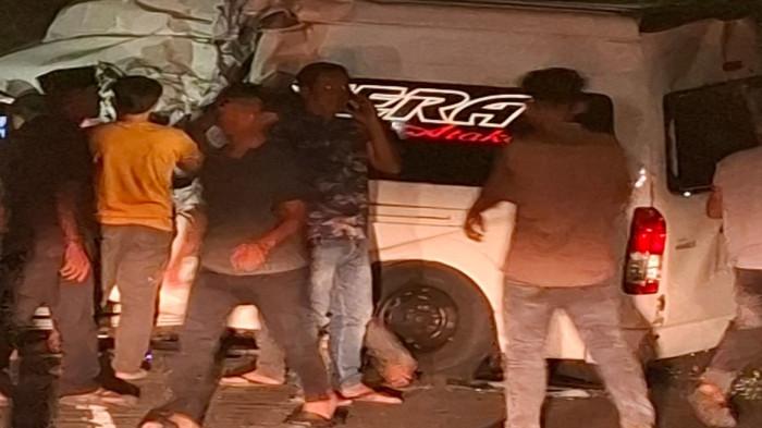 KECELAKAAN - Sebuah mobil penumpang Toyota Hiace Kecelakaan lalu lintas tragis terjadi di ruas jalan nasional kawasan Rigah, Kecamatan Setia Bakti, Kabupaten Aceh Jaya, pada Minggu dini hari (12/4/2026) sekitar pukul 00.20 WIB.