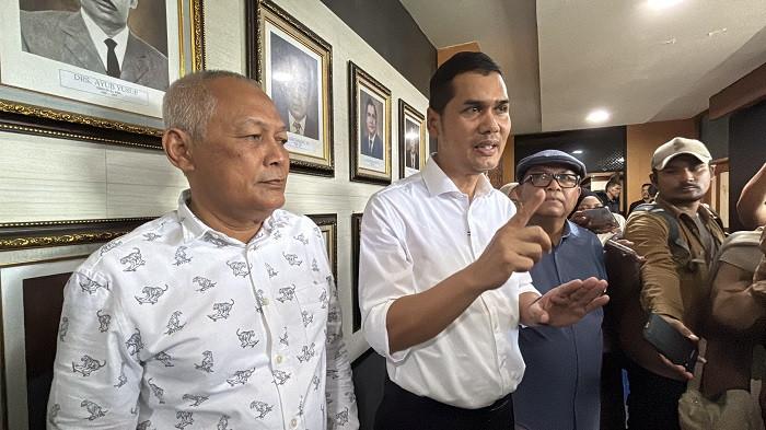MENJELASKAN – Sekda Aceh, M. Nasir, didampingi Jubir Pemerintah Aceh Teuku Kamaruzzaman dan Nurlis Effendi, memberikan penjelasan kepada wartawan terkait pemberlakuan Pergub Nomor 2 Tahun 2026 Tentang JKA, di Kantor Gubernur Aceh, Senin (4/5/2026). Penjelasan ini disampaikan sesaat usai menjumpai massa aksi di depan kantor tersebut.