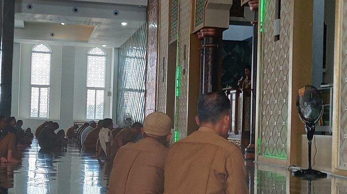 Isi Ceramah di Masjid Giok, Sekda Nagan Raya Ajak Saling Merangkul Usai Pemilu di Momen Ramadhan