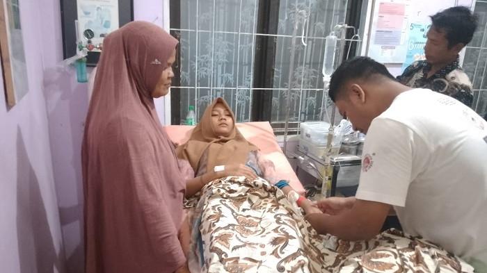 Siswa-siswi di Kecamatan Indra Makmur dirawat di Puskesmas, setelah menyantap MBG pad Jumat (23/1/2026), mereka mengalami muntah, dehidrasi hingga sakit kepala.