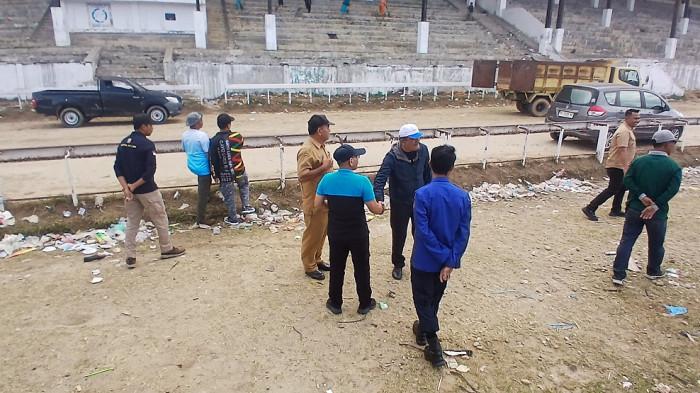 Bupati Pimpin Aksi Bersih-bersih Stadion Buntul Nege Galus, Penuh Sampah Usai Pacuan Kuda