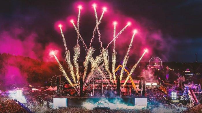 TOMORROWLAND THAILAND - Penyelenggaraan Tomorrowland 2024 di Belgia yang berlangsung pada 19-21 Juli dan 26-28 Juli 2024. Tomorrowland, salah satu festival musik dansa elektronik (EDM) terpopuler di dunia, akan menyelenggarakan edisi penuh pertamanya di Asia yang bertempat di Thailand pada Desember mendatang.. Festival Tomorrowland Thailand yang telah lama dirumorkan ini sendiri akan berlangsung pada tanggal 11 hingga 13 Desember di Wisdom Valley, Chonburi
