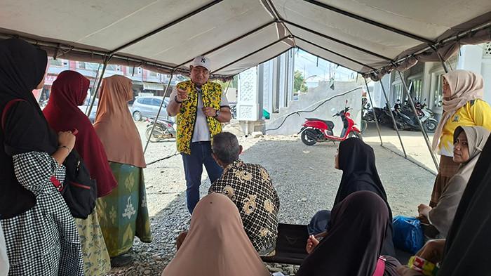 KUNJUNGI KORBAN BANJIR - Ketua DPD II Golkar Pidie, T Saifullah TS berbicara memberi semangat pada korban banjir di Masjid Alue Batee, Kecamatan Mutiara Timur, Pidie, Sabtu (6/12/2025).