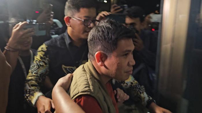 Sosok Tata Maulana, Orang Kepercayaan Gubernur Riau Bungkam saat Tiba di KPK