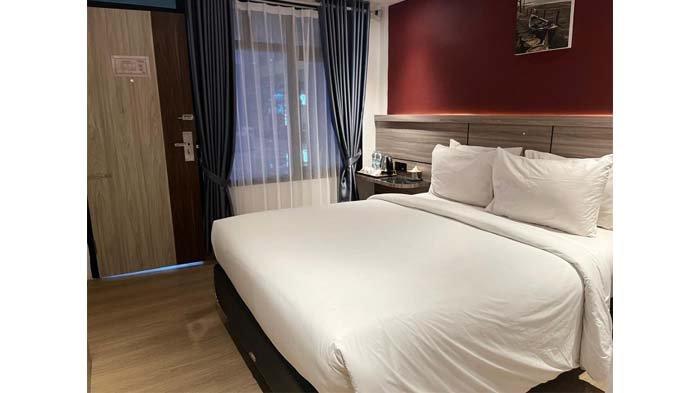 Tempat tidur dalam kamar hotel - Mengawali tahun 2026, Portola Tiara Hotel Meulaboh resmi memperkenalkan wajah barunya kepada publik. Momentum tahun baru ini menjadi tonggak penting bagi salah satu ikon perhotelan di Aceh Barat dalam menghadirkan suasana, layanan, dan semangat baru bagi para tamu.