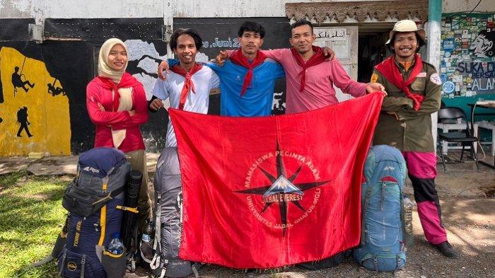 Tim Ekspedisi di Sekretariat Mapala Jabal Everest Unigha sebelum pemberangkatan