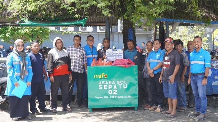 Kisah Tukang Sol Sepatu di Aceh Barat Terima Bantuan Peralatan, Sukses Biaya Pendidikan Anak