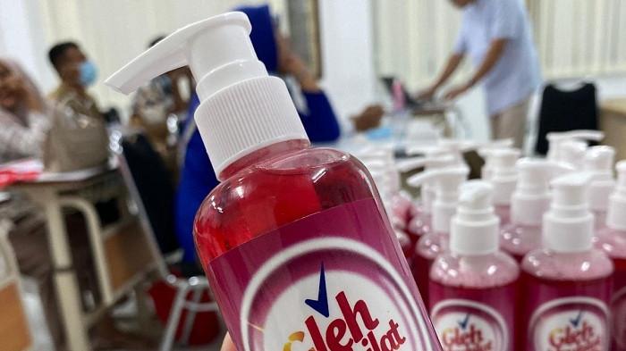 SABUN BERBASIS GARAM – Tim dosen dan mahasiswa USK memperlihatkan sabun cuci tangan berbahan dasar garam dalam program pengabdian kepada masyarakat di Gampong Neuheun, Kecamatan Baitussalam, Aceh Besar, Selasa (12/8/2025).