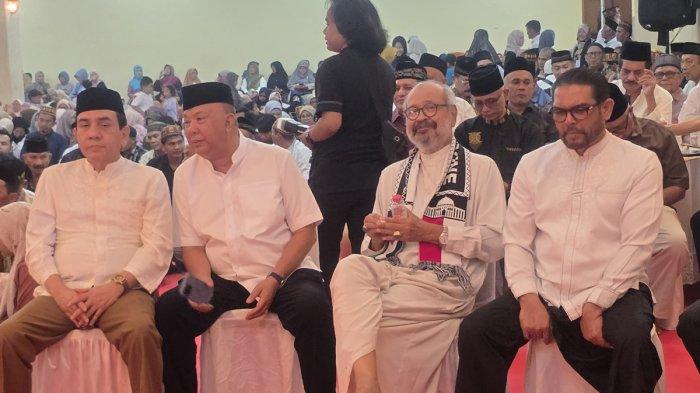 TOKOH PIDIE - TOKOH PIDIE – Sejumlah tokoh asal Pidie, hadir pada Maulid Akbar Nabi Muhammad SAW yang dilaksanakan oleh Keluarga Ureung Pidie (KUPI) di Masjid Agung At-Tin, TMII, Jakarta Timur pada Minggu (2/11/2025). Di antaranya (dari kanan kekiri) Dr. Muhammad Nasir Djamil, M.Si., Drs. H. Ghazali Abbas, Dr. Asfifuddin, S.H., M.H., dan Teuku Muhammad Nurlif. Turut pula hadir Ir. Muslim Armas (eks Ketua KUPI yang kini menjabat Ketua TIM), H.T. Safli Didoh, dan Ibrahim Pidie.