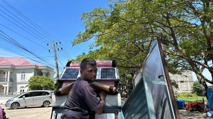 Musik dari Panel Surya Iringi Langkah Tukang Pijat Tunanetra di Aceh Besar - Tukang-pijat-pakai-panel-surya.jpg