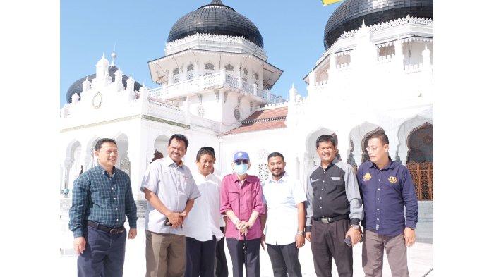 Tun Daim (tengah) saat berkunjung ke Masjid Raya Baiturrahman, Banda Aceh beberapa tahun lalu.