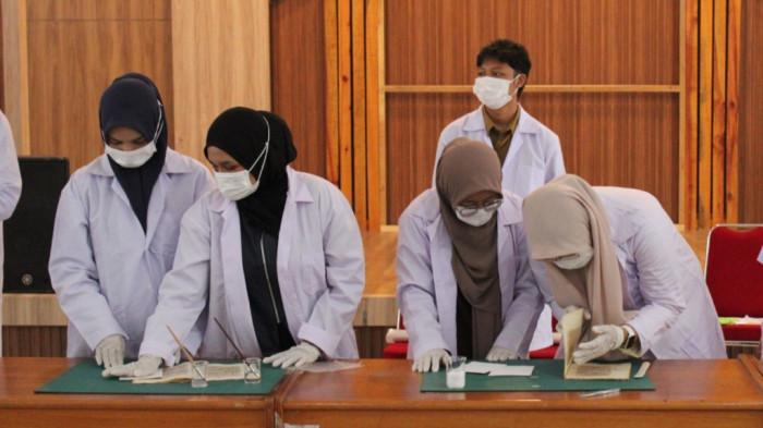 Mahasiswa Perpustakaan UIN Ar-Raniry Belajar Restorasi Naskah Kuno di Museum Aceh