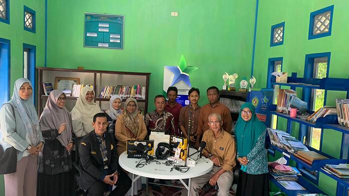 FOTO BERSAMA - Foto bersama mahasiswa Universitas Jabal Ghafur Sigli, dosen dan Rektor saat melaksanakan Program Kreativitas Mahasiswa (PKM) di Gampong Mee Tanoh, Kecamatan Peukan Baro, Kabupaten Pidie.