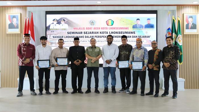 SEMINAR SEJARAH - Rumusan Kesimpulan Sejarah Kota Lhokseumawe diserahkan ketua MAA, Saifuddin Saleh kepada Walikota, Dr Sayuti Abubakar dan diamdpingi pembaca rumusan, Dr Teuku Kemal Fasya, Rabu (15/10/2025).