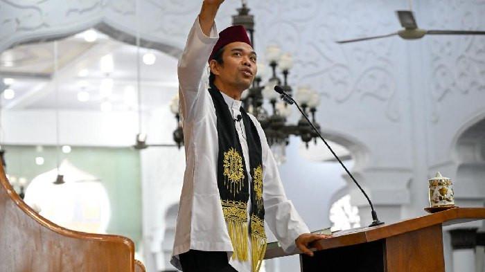 PERINGATAN 21 TAHUN TSUNAMI ACEH - Ustad Abdul Somad menyampaikan ceramah pada peringatan 21 Tahun Tsunami Aceh di Masjid Raya Baiturrahman, Kota Banda Aceh, Jumat (26/12/2025). Dalam ceramahnya UAS mengajak masyarakat Aceh untuk selalu menjaga lingkungan.