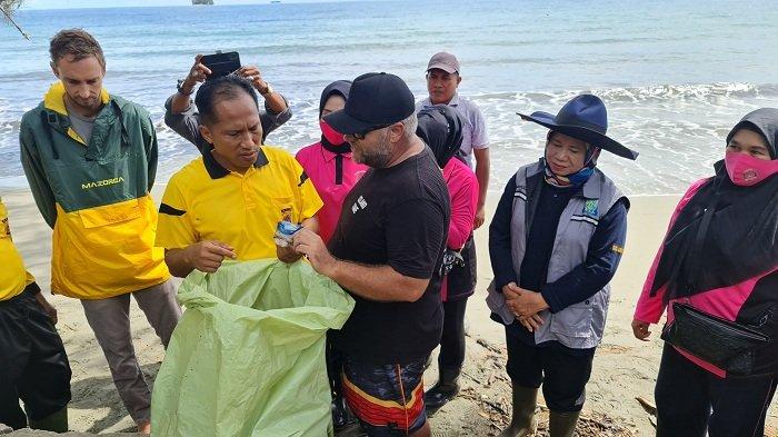 WNA Ikut Baksos HUT Bhayangkara, Bantu DKP, DLH dan Polres Simeulue Tanam Bakau & Bersihkan Pantai