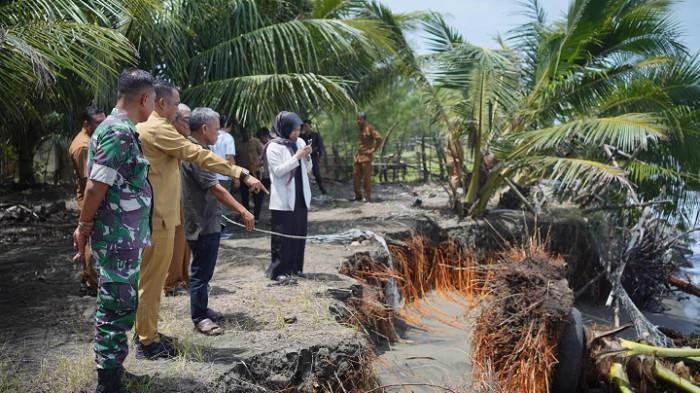 Wabup Nagan Raya Tinjau Abrasi Pantai Wisata Naga Permai, Perintahkan PUPR dan BPBD Tangani Darurat