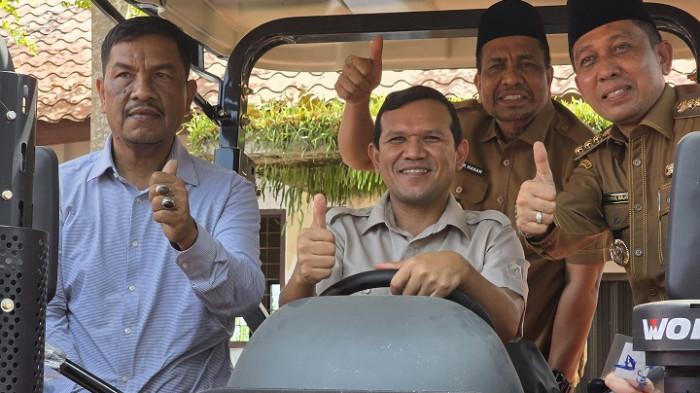 Wagub Serahkan 12 Traktor dan 4 Pompa di Pijay, Minta Penggunaannya Diawasi