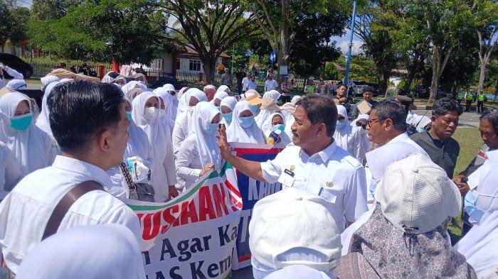 TEMUI PENDEMO - Wakil Bupati Aceh Besar, Syukri A Jalil menemui pendemo dari nakes tenaga bakti di Halaman Kantor Bupati Aceh Besar, Rabu (14/1/2026).