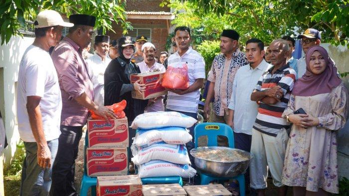 Wali Kota Banda Aceh Illiza Sa'aduddin Djamal memantau lokasi banjir dan menyerahkan bantuan di Gampong Ie Masen, Jumat (27/11/2025)
