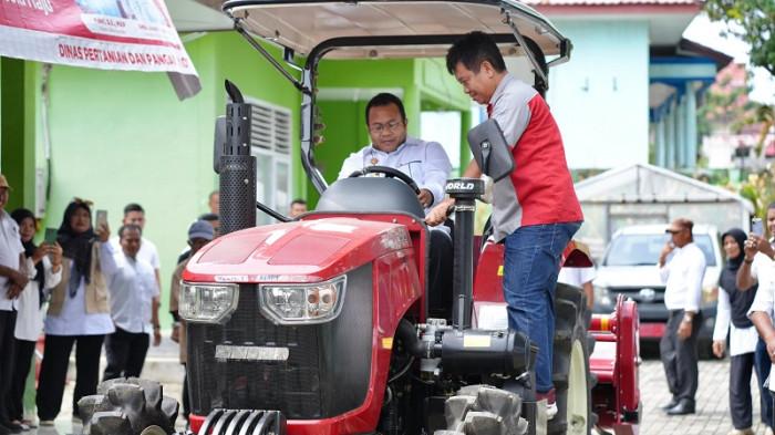 Wali Kota Sabang Serahkan Dua Unit Traktor untuk Kelompok Tani